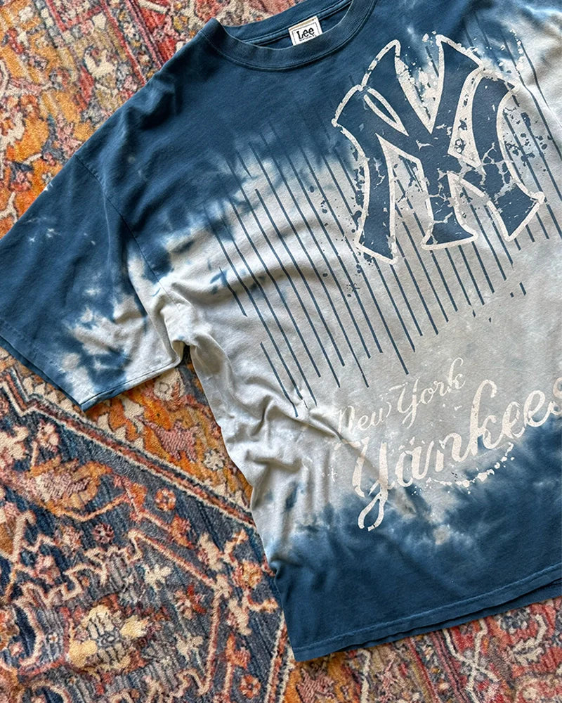 Retro Major League Baseball clothing featuring iconic team logos and player jerseys. Vintage MLB baseball jerseys, hats, and team-branded apparel for collectors. New York Yankees. Chicago Cubs.