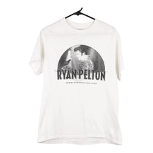  Vintage white Ryan Pelton Gildan T-Shirt - mens small