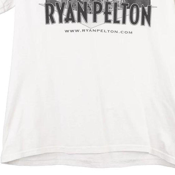 Vintage white Ryan Pelton Gildan T-Shirt - mens small